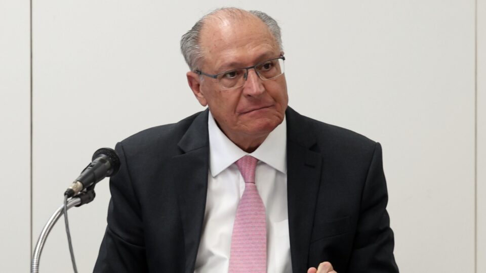 Alckmin critica Eduardo Bolsonaro e diz que ele atrapalha negociações com os EUA
