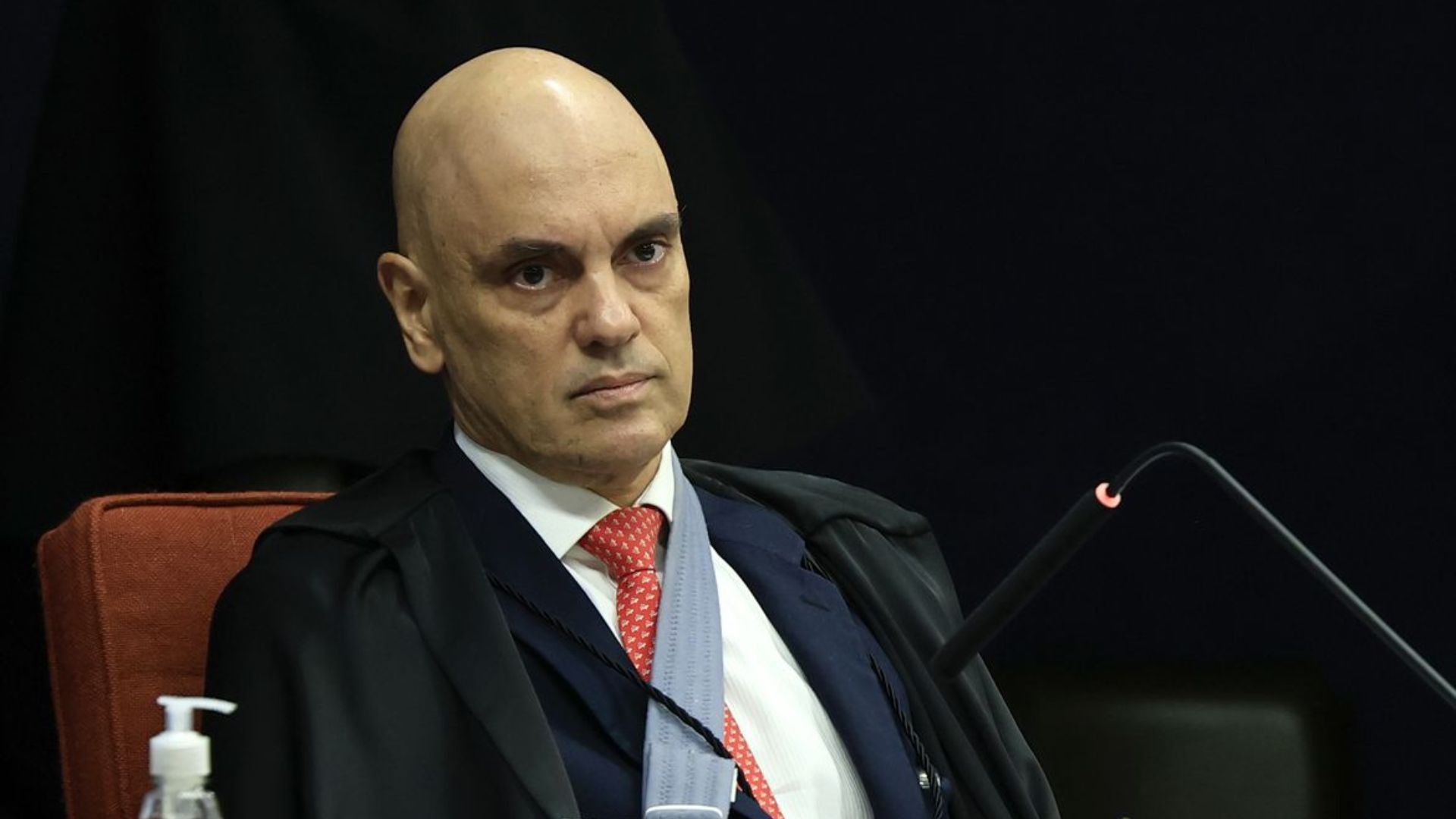 Deputado do PL defende Moraes, ataca Trump e é expulso do partido