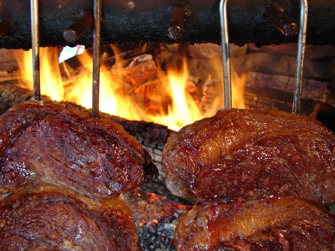 Carne de boi e café estão entre os itens que ficaram de fora da lista de exceções do tarifaço americano. Queda nas exportações pode levar à redução nos preços no mercado brasileiro