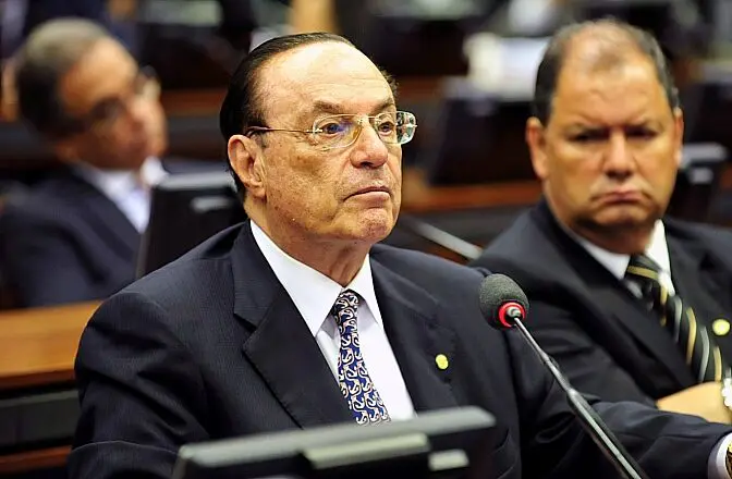 Segundo o Ministério Público de São Paulo, Maluf desviou 300 milhões de dólares — cerca de R$ 1,68 bilhão — da cidade entre os anos de 1993 e 1996, quando foi prefeito da capital paulista pela segunda vez.