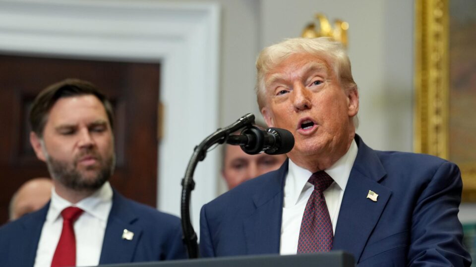 Trump dá prazo de 60 dias para que 17 farmacêuticas reduzam preços de novos medicamentos