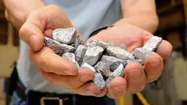 Empresa da família Moreira Salles, em Minas Gerais, é principal produto de nióbio do mundo.