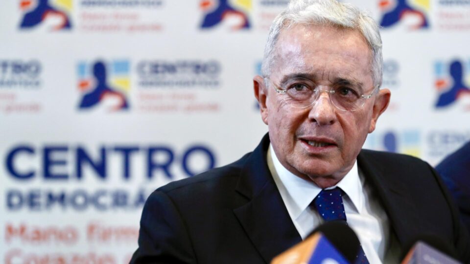 Justiça da Colômbia sentencia ex-presidente Álvaro Uribe a 12 anos de prisão