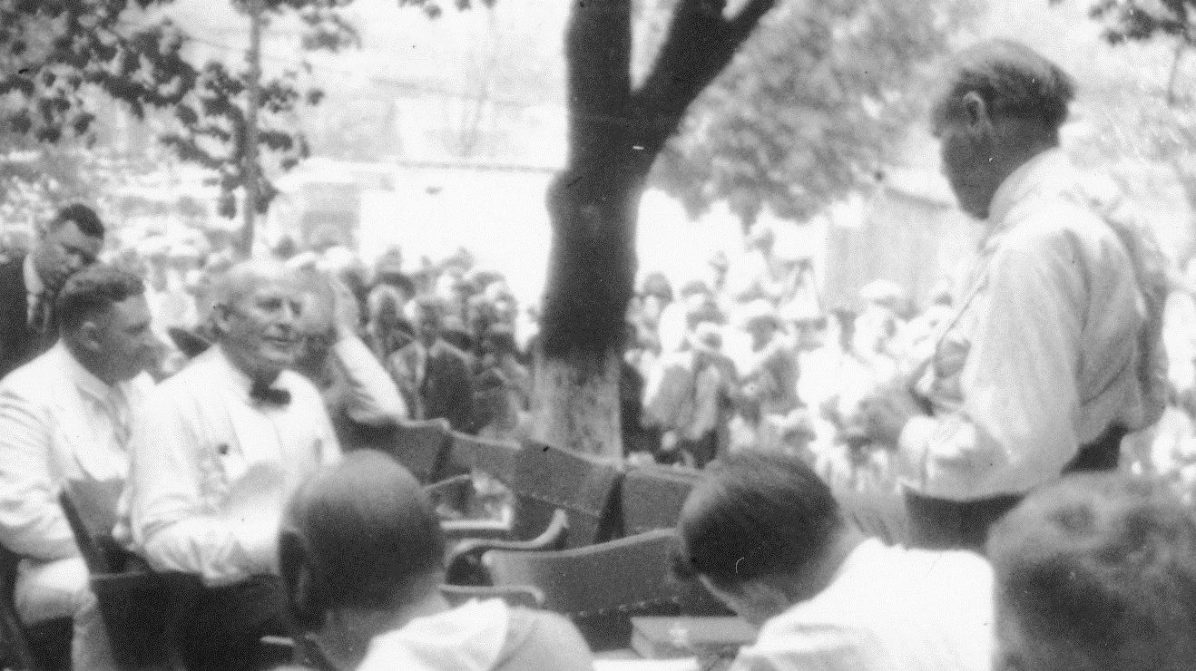 William Jennings Bryan (sentado, à esquerda, de gravata borboleta) é interrogado por Clarence Darrow (em pé, à direita) em um dos momentos mais emblemáticos do &#8220;julgamento do macaco&#8221;, em julho de 1925.