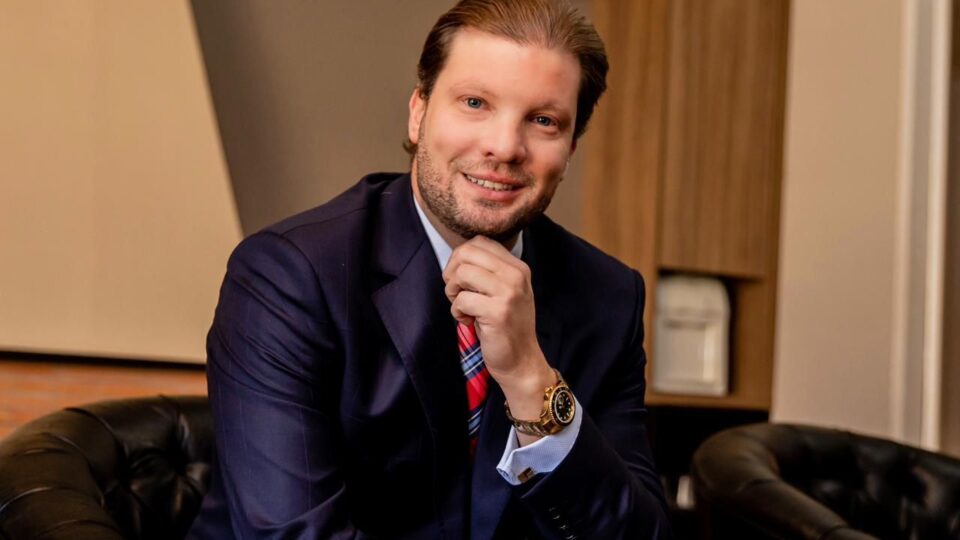 Dr. Rodrigo Fabbris, advogado especialista em direito imobiliário, defende a atuação conjunta entre corretores e advogados para garantir segurança jurídica e valorização profissional.
