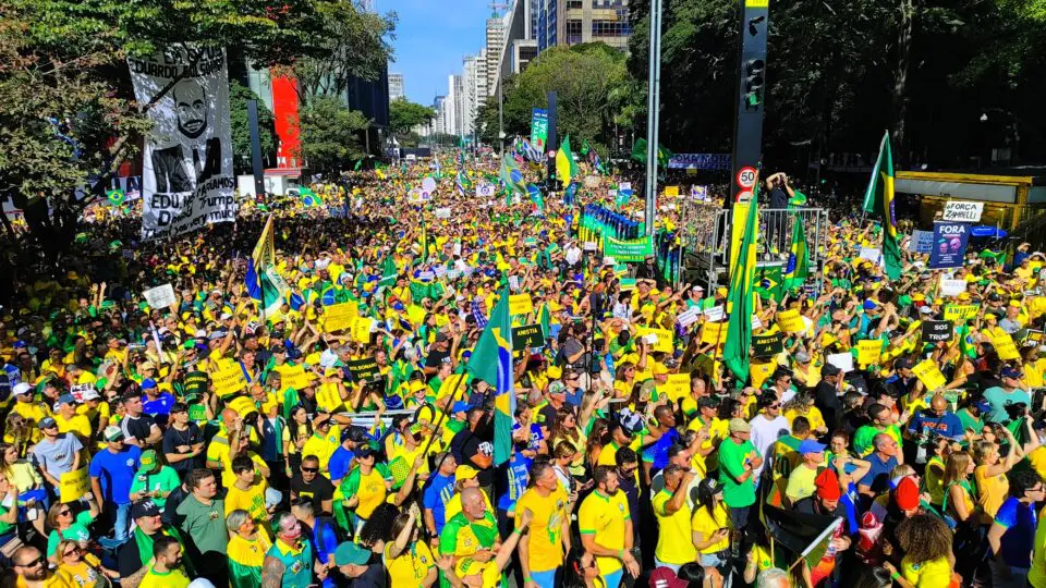 Milhares de pessoas lotam Avenida Paulista e pedem impeachment de Alexandre de Moraes e queda de Lula.