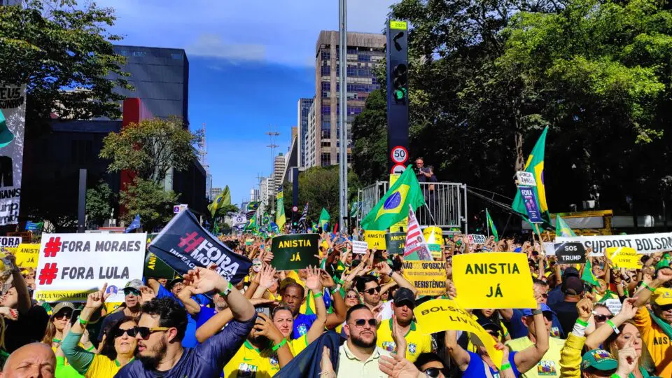 Manifestantes gritam "Fora Xandão!" e "Lula ladrão, seu lugar é na prisão!" na Avenida Paulista
