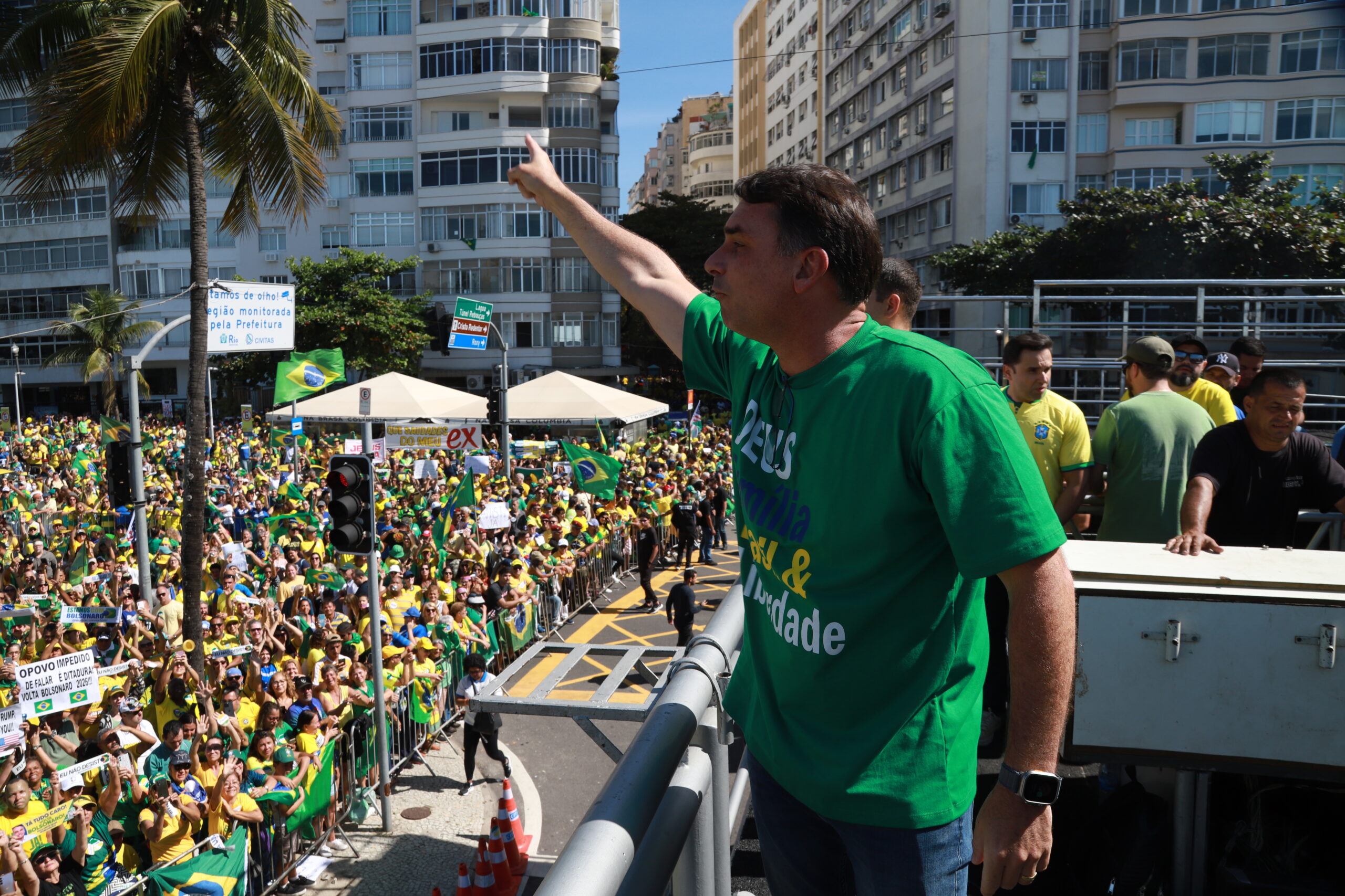 Senador Flávio Bolsonaro (PL) participou do protesto pelo impeachment de Moraes no Rio de Janeiro
