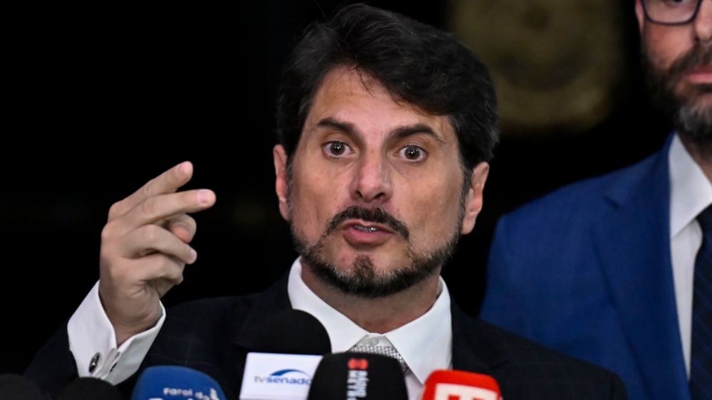 Senador foi alvo de medidas cautelares impostas por Alexandre de Moraes após retornar dos EUA.