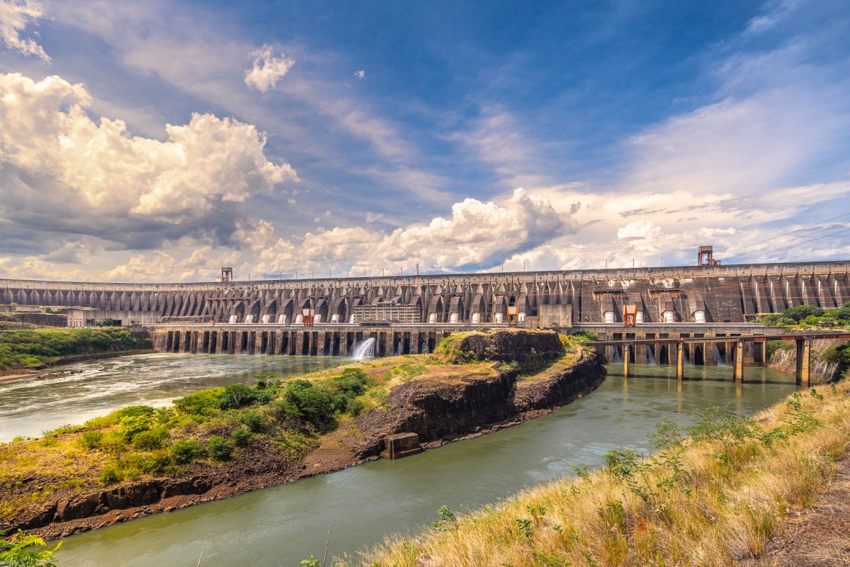 Itaipu tem potência instalada de 14 mil megawatts (MW).