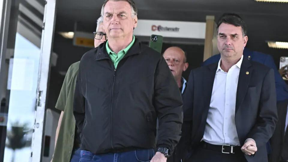 Flávio e Eduardo reagem a prisão de Bolsonaro
