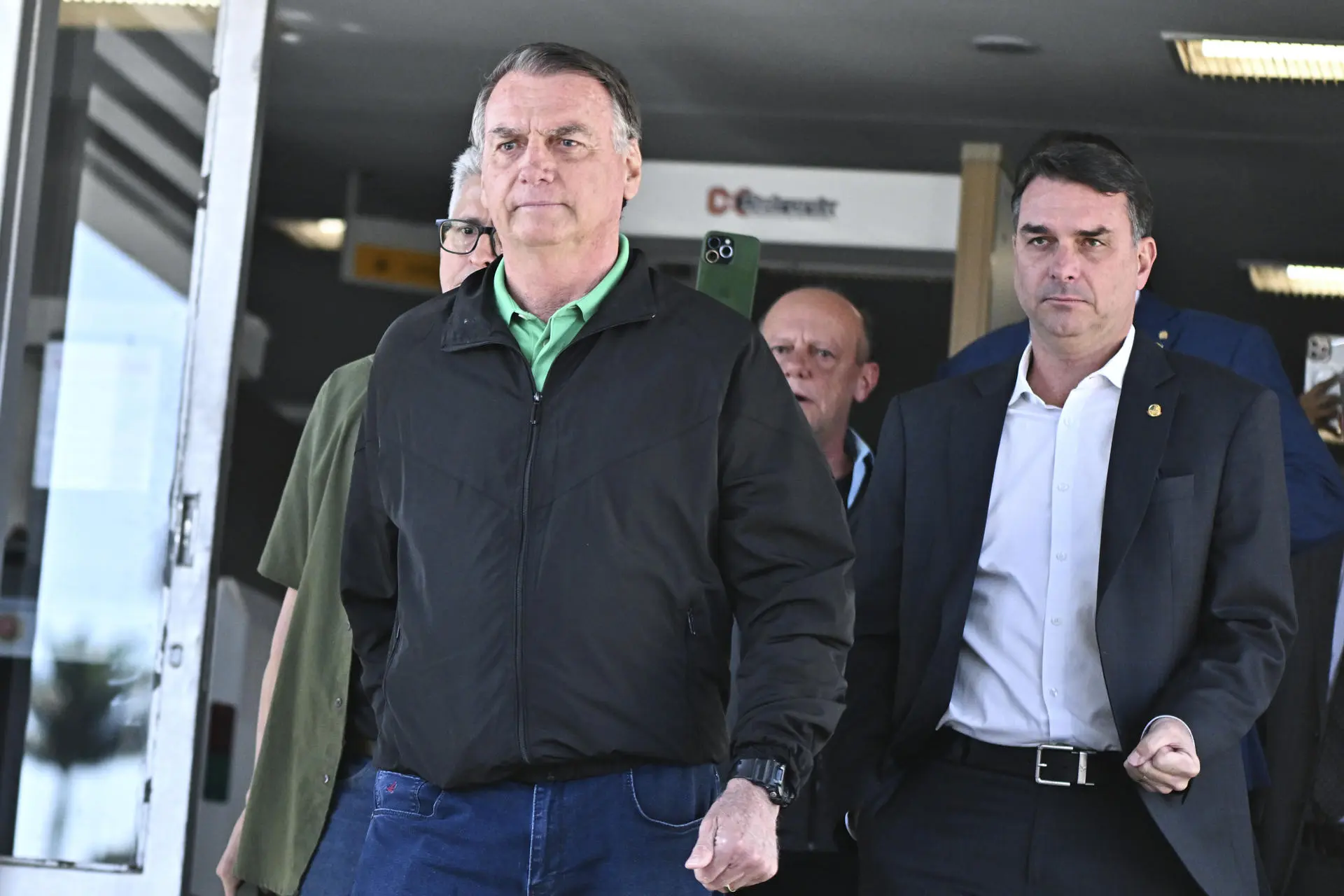 Flávio e Eduardo reagem a prisão de Bolsonaro