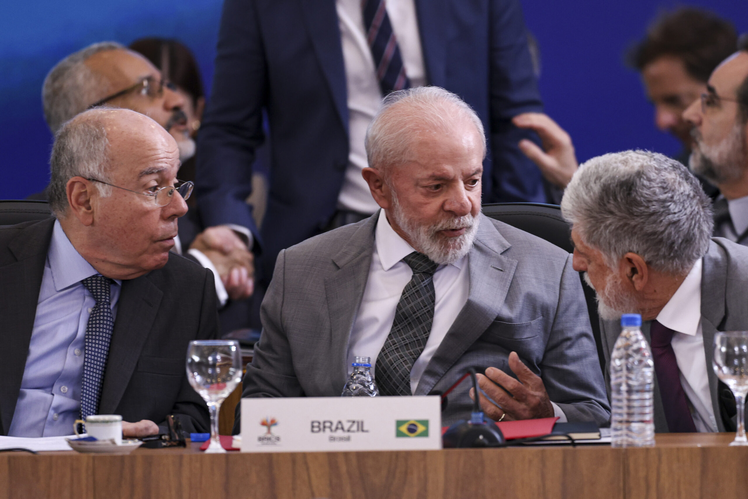 O chanceler Mauro Vieira (à esquerda), o presidente Lula e o assessor Celso Amorim (à direita), em evento no Palácio Itamaraty, em fevereiro de 2025.