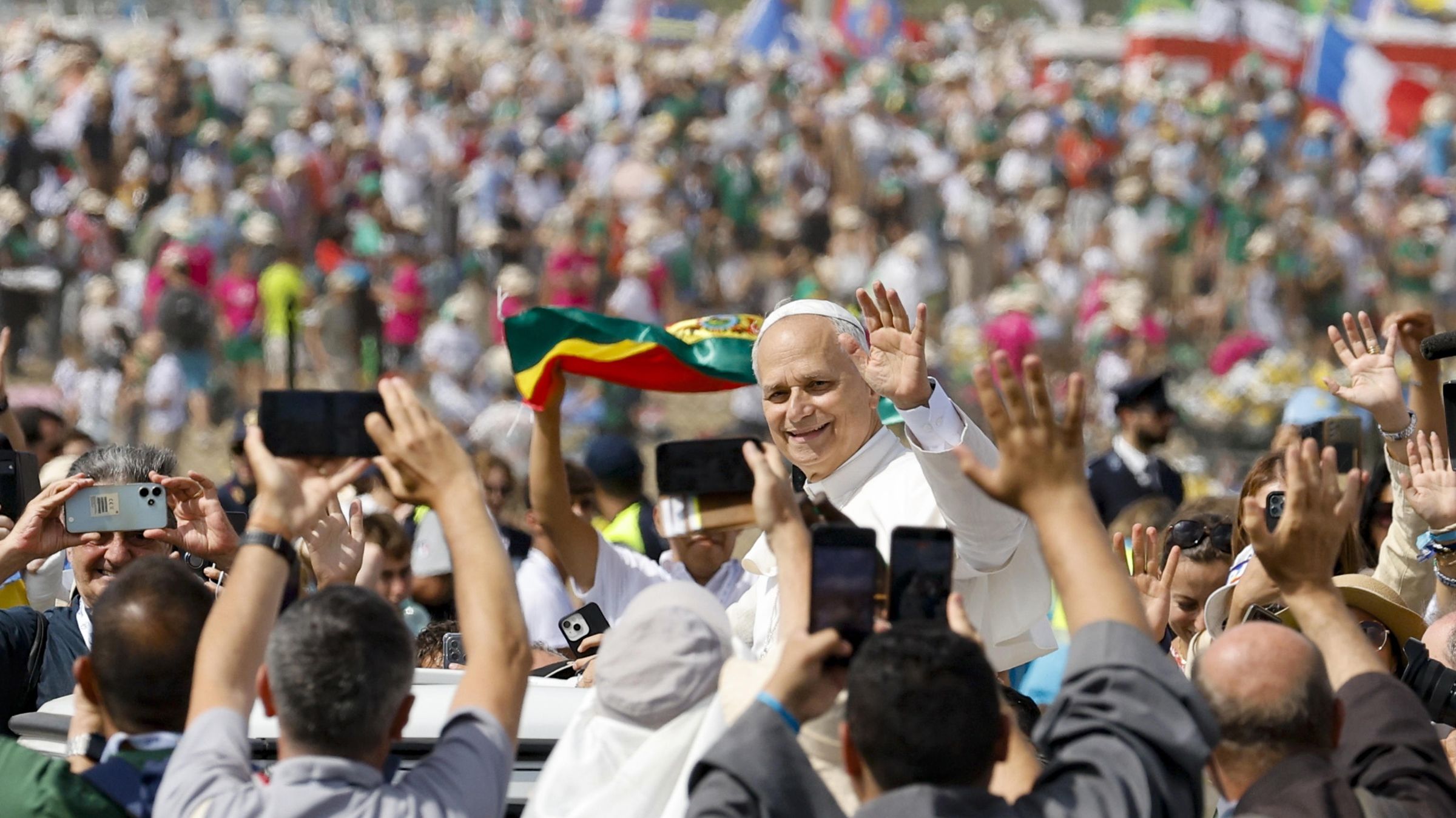 O papa Leão XIV saúda os peregrinos que foram à missa de encerramento do Jubileu dos Jovens.