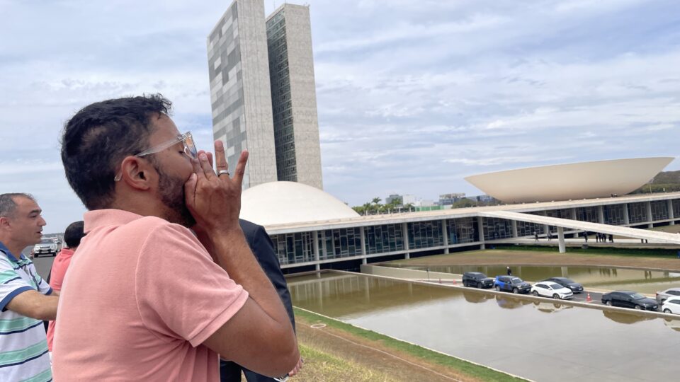 Ex-presidente do Brasil (2019-2022) Manifestante grita sozinho na Esplanda dos Ministérios pedindo a queda de Moraes