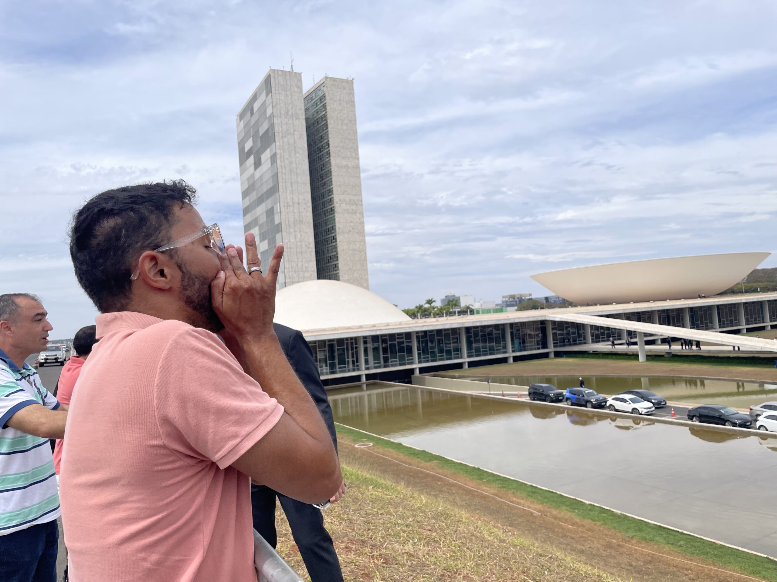 Manifestante grita sozinho na Esplanda dos Ministérios pedindo a queda de Moraes