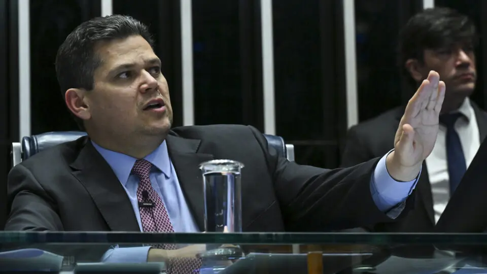 Alcolumbre convoca líderes para reunião de emergência após protesto da oposição