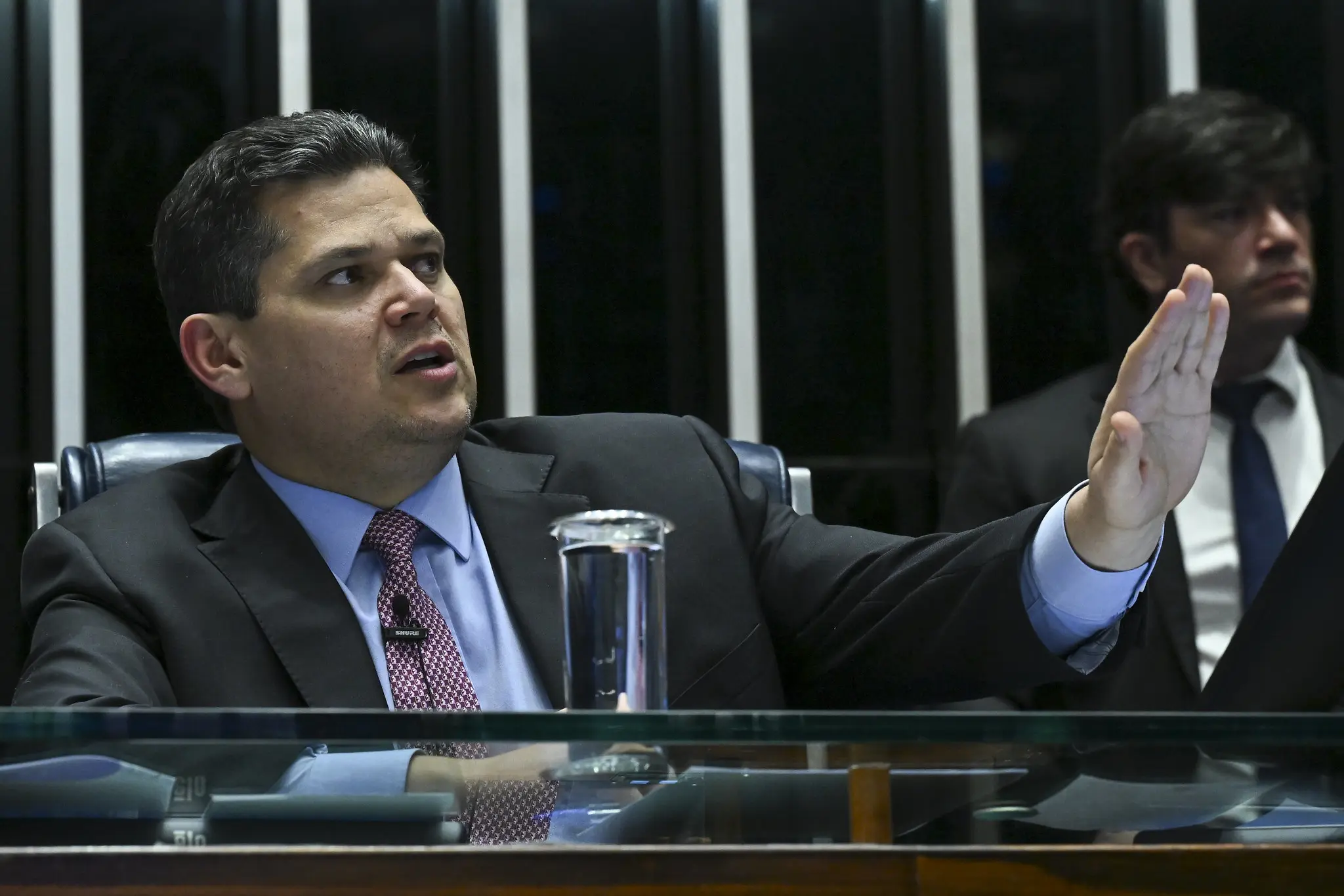 Alcolumbre convoca líderes para reunião de emergência após protesto da oposição