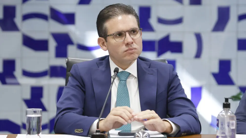 Motta cancela sessão, rebate Eduardo e diz que decisão judicial se cumpre