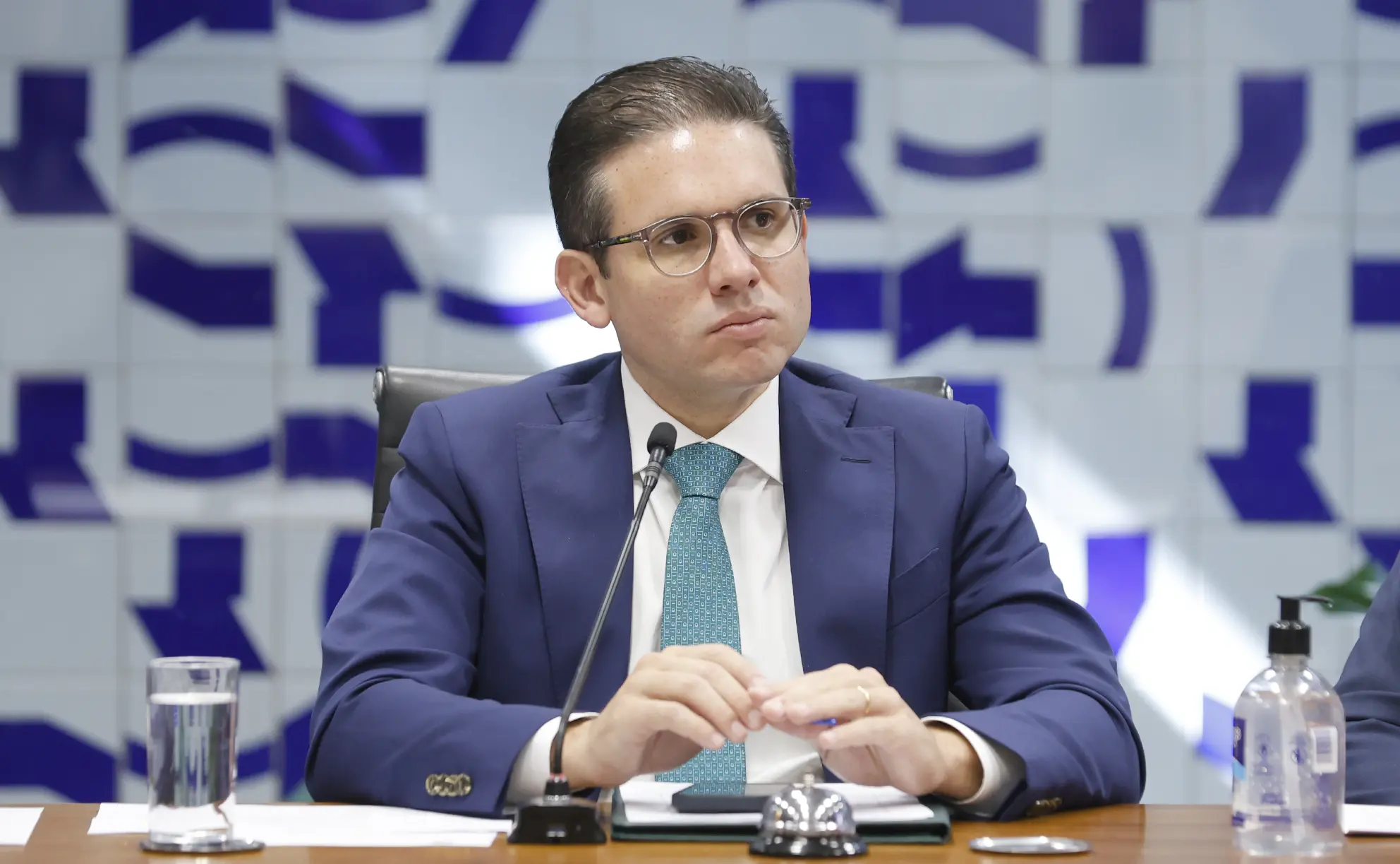 Motta cancela sessão, rebate Eduardo e diz que decisão judicial se cumpre