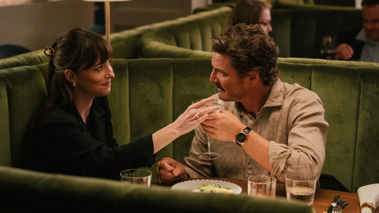 Dakota Johnson e Pedro Pascal em cena de "Amores Materialistas"