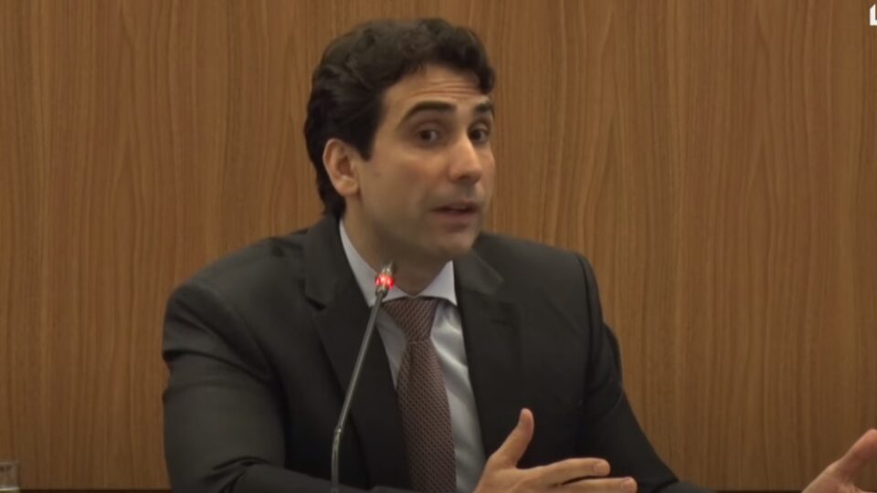 PIX permanecerá público e não deve entrar em negociação com EUA, diz Galípolo
