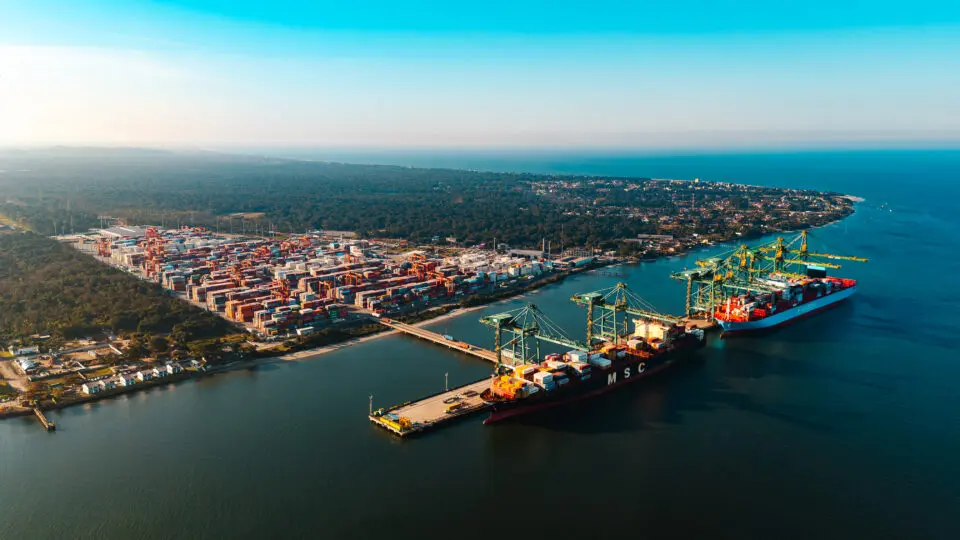 Porto Itapoá registra aumento de 33% na movimentação de contêineres no primeiro semestre de 2025.