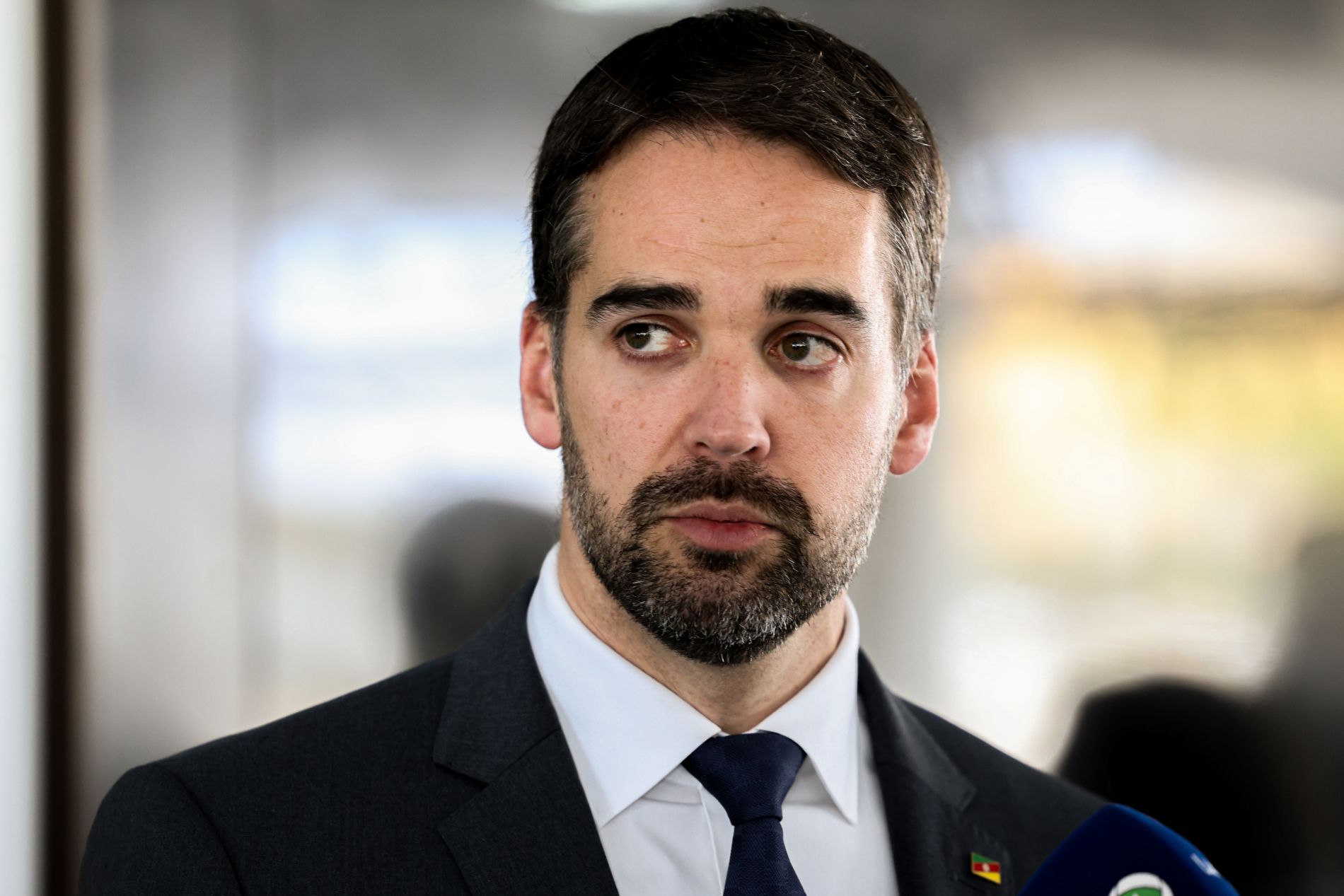 Governador do Rio Grande do Sul, Eduardo Leite culpa família Bolsonaro por tarifaço e cobra que Lula ligue &#8220;imediatamente&#8221; para Trump.