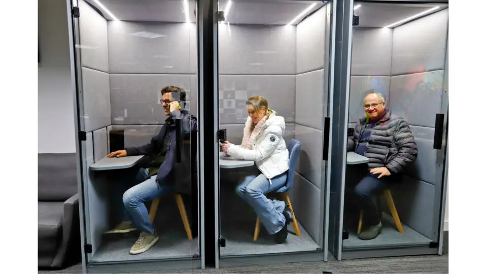 Cabine Acústica, solução desenvolvida pela OfficeLab para oferecer privacidade em espaços corporativos abertos.