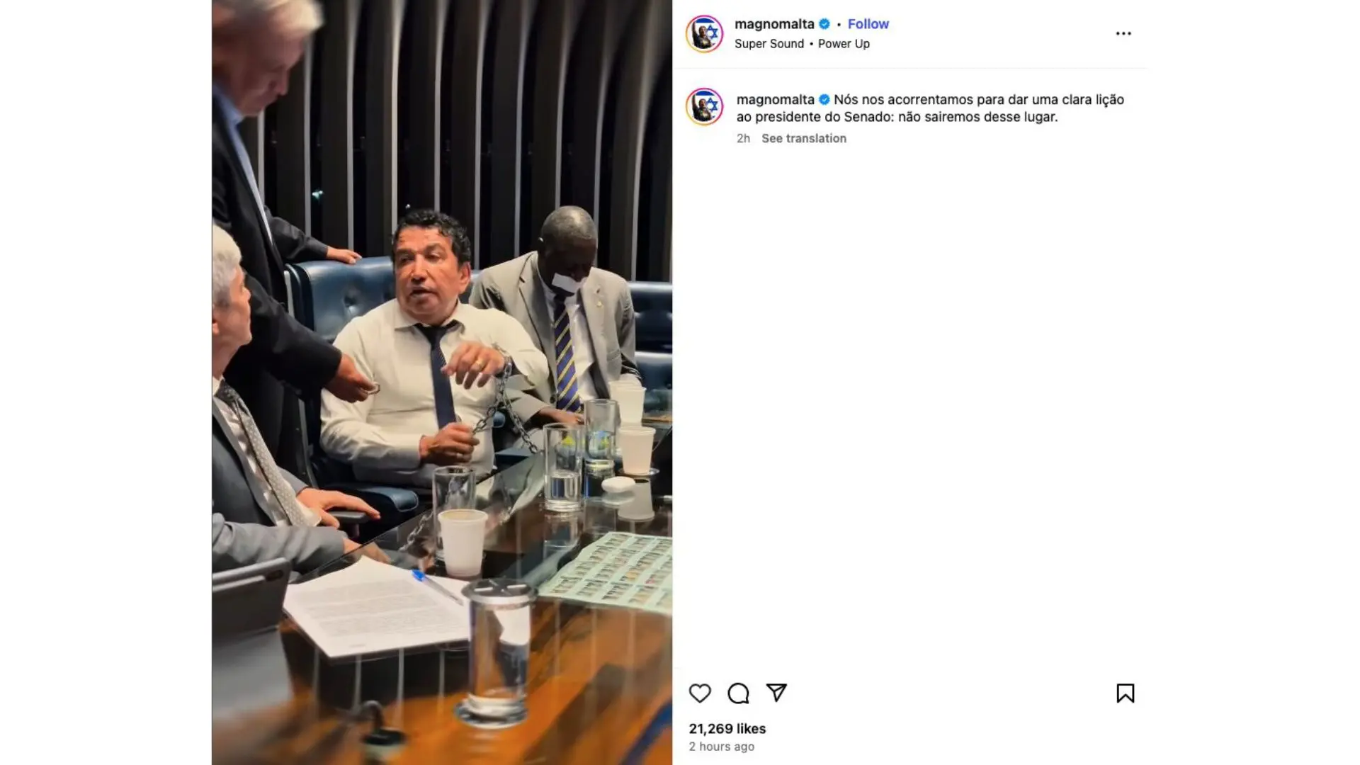 Parlamentares se acorrentaram à mesa do Senado em protesto