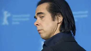 O olhar desconfiado de Nick Cave para a IA acaba de sofrer um abalo