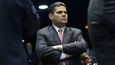 Alcolumbre marca sessão remota para evitar protesto e diz que não aceitará intimidações 