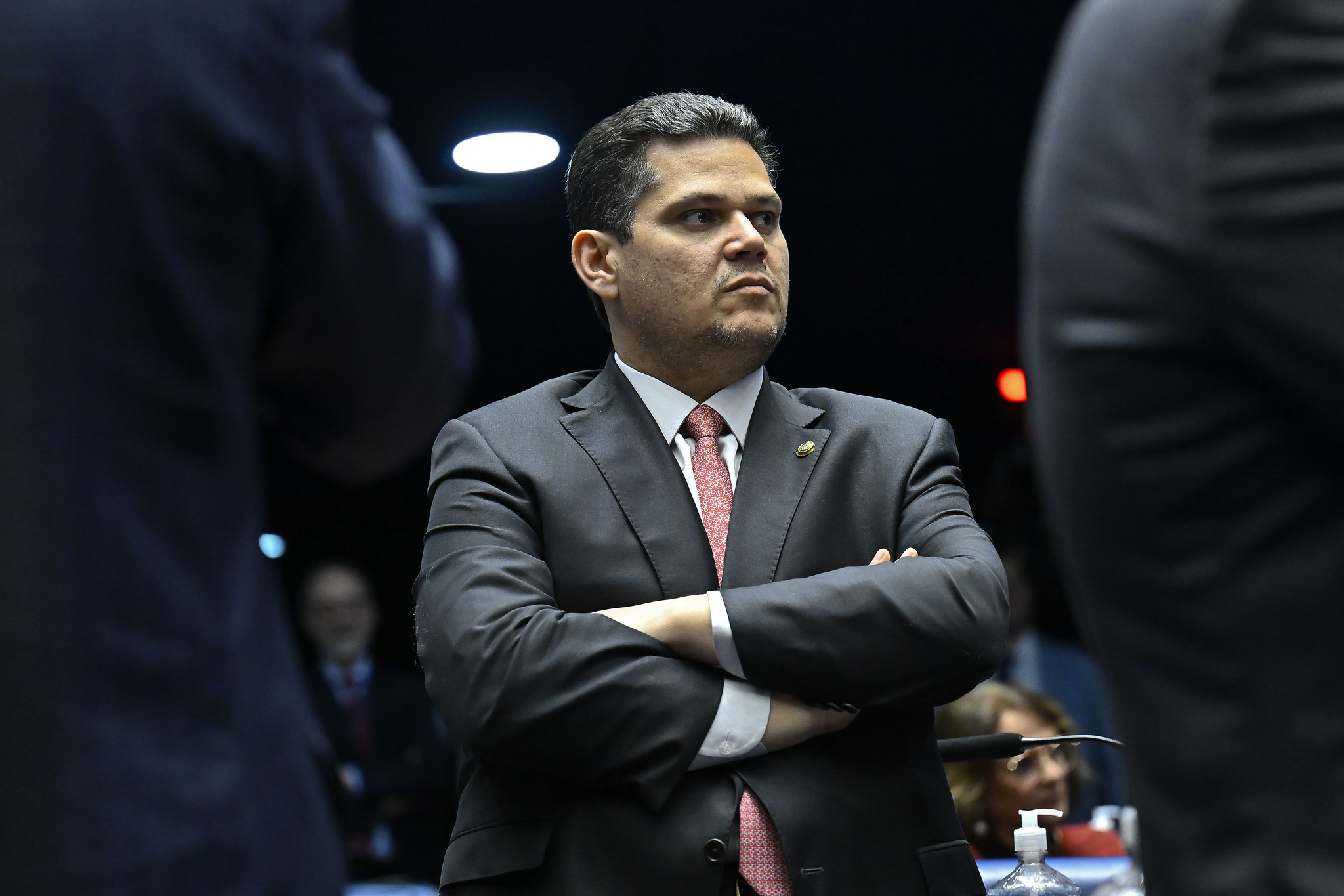 Alcolumbre convoca sessão remota para driblar protesto da oposição e diz que “Parlamento não será refém”.