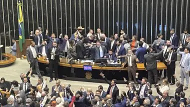 Hugo Motta entrou em choque com parlamentares da oposição, rompeu protesto e iniciou sessão na Câmara
