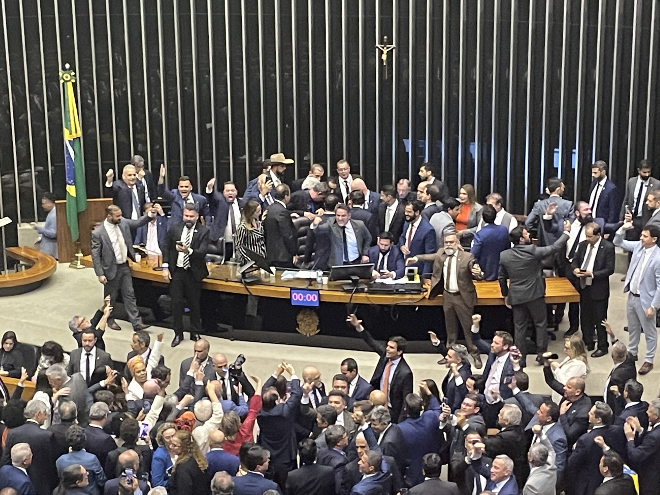 O que diz a proposta do fim do foro privilegiado que ganha força na Câmara para conter o STF