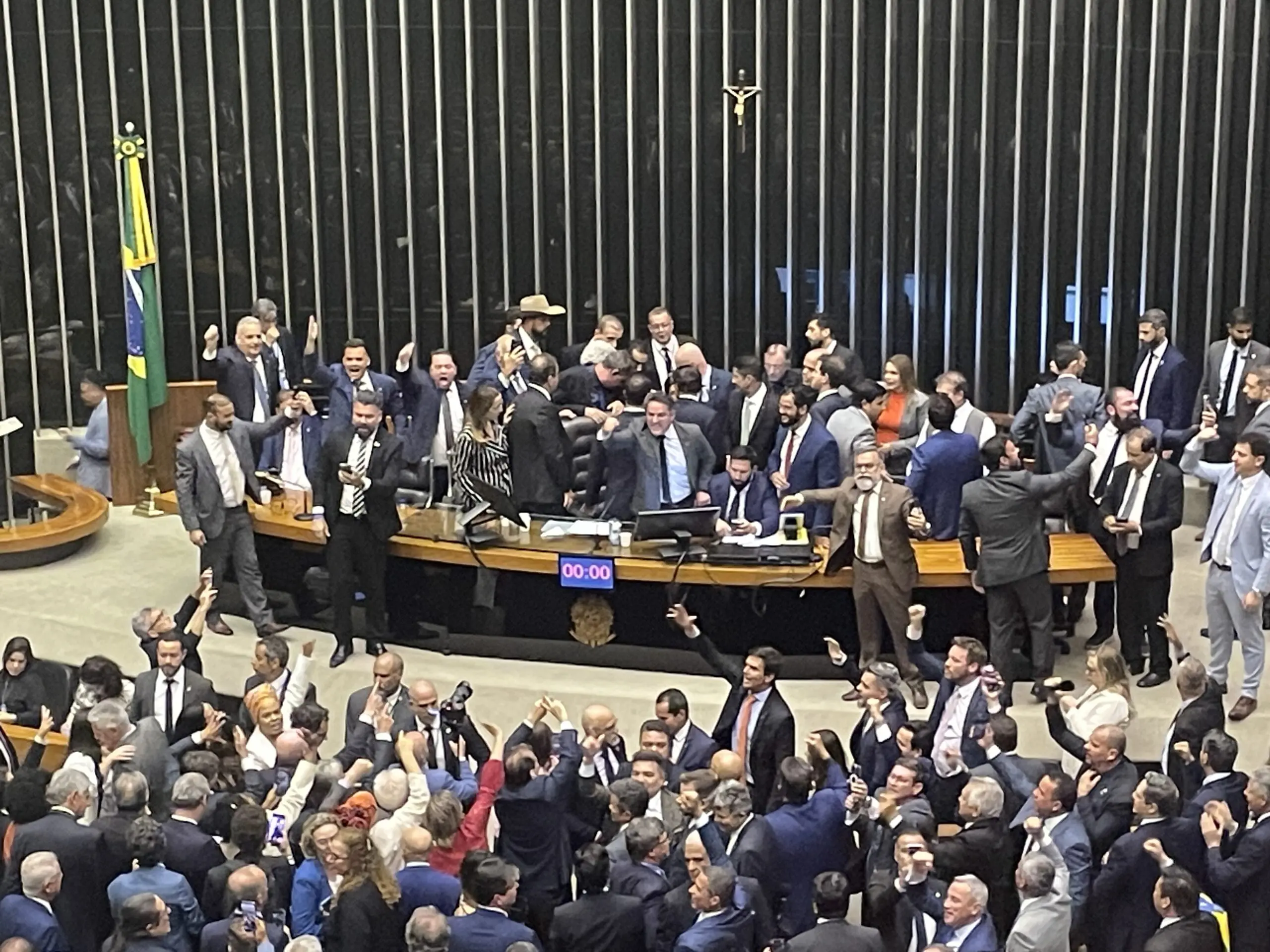 Hugo Motta entrou em choque com parlamentares da oposição, rompeu protesto e iniciou sessão na Câmara