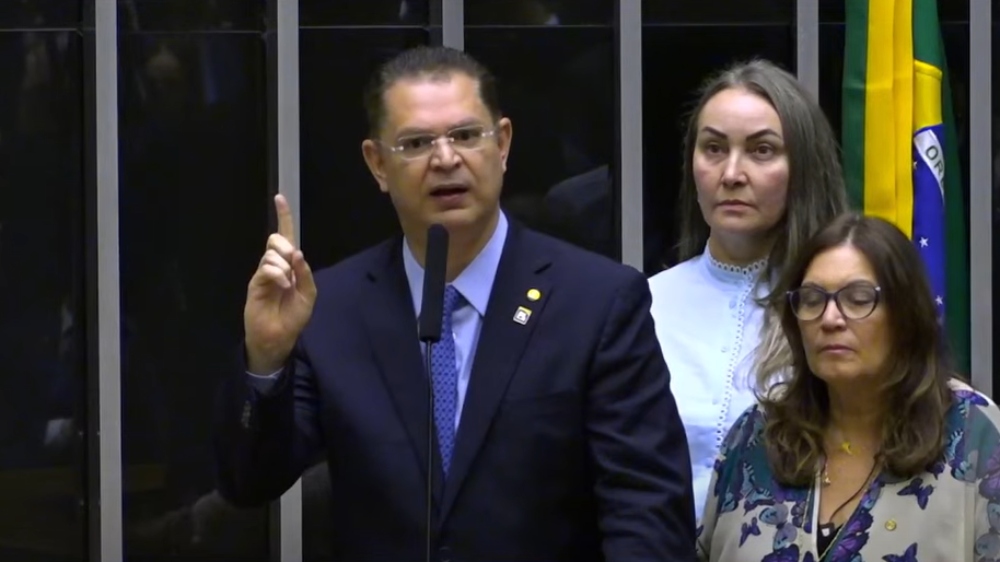 Deputado voltou atrás da declaração de que desocupação da Câmara pela oposição ocorreu após negociar votação de projetos.