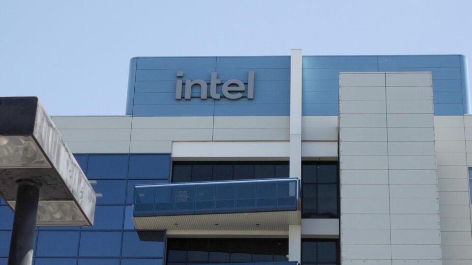 Após pedir saída de CEO por ligações com a China, Trump diz que governo terá participação na Intel