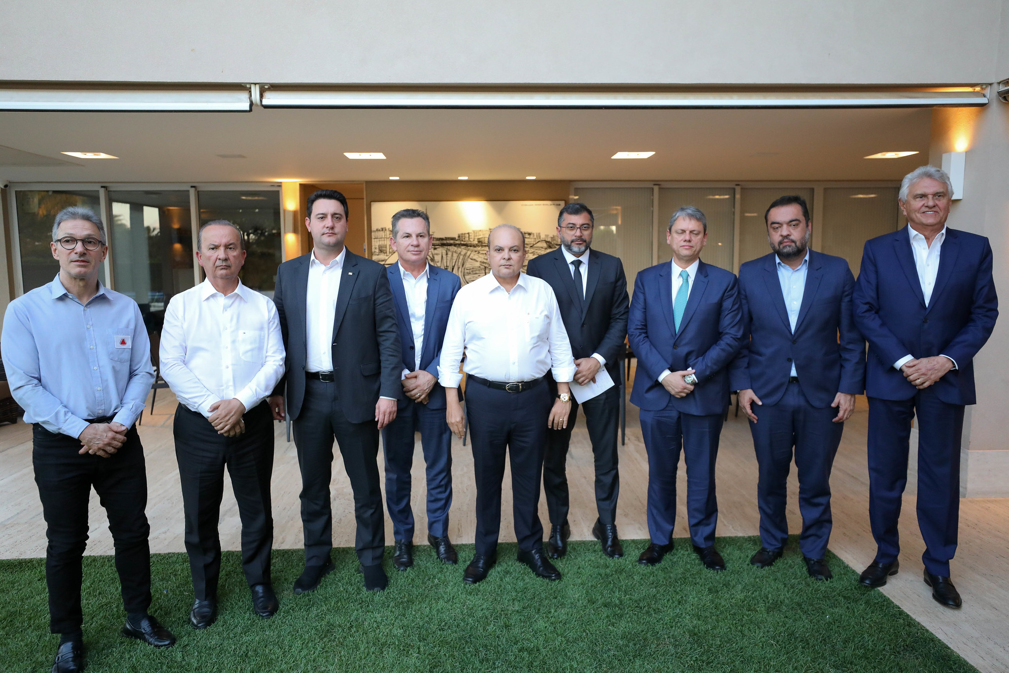 Governadores da direita se reuniram em Brasília. Da esquerda para a direita: Romeu Zema, Jorginho Mello, Ratinho Júnior, Mauro Mendes, Ibaneis Rocha, Wilson Lima, Tarcísio de Freitas, Cláudio Castro e Ronaldo Caiado.