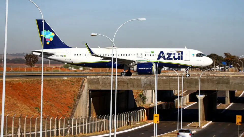 Avião da Azul faz pouso de emergência em Brasília após ameaça de bomba