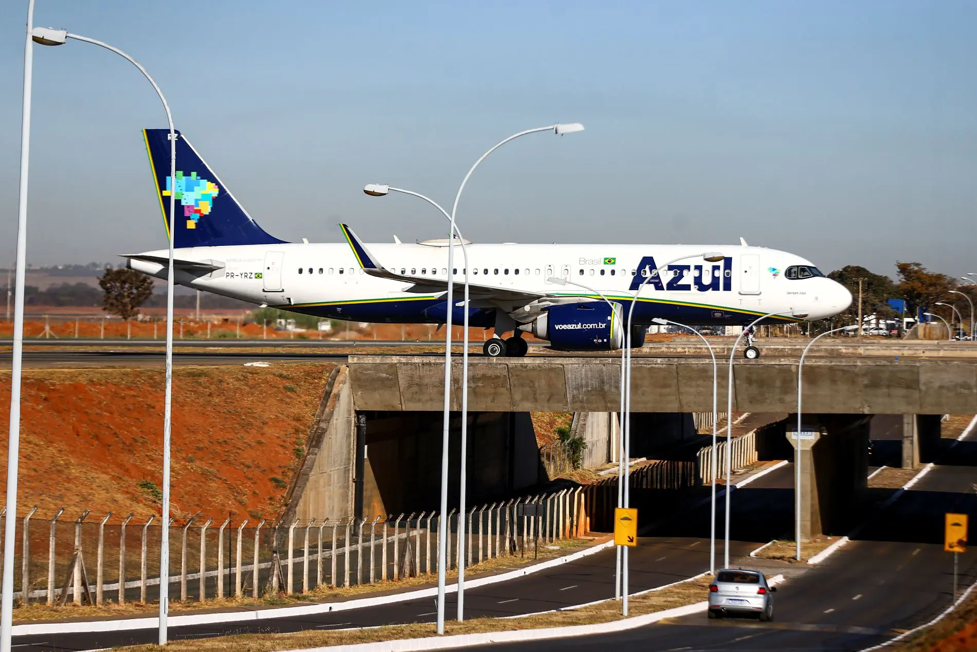Avião da Azul faz pouso de emergência em Brasília após ameaça de bomba