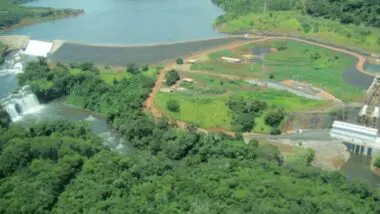 Vista aérea de uma Pequena Central Hidrelétrica (PCH): geração contínua, segurança energética e baixo impacto ambiental para o Brasil.