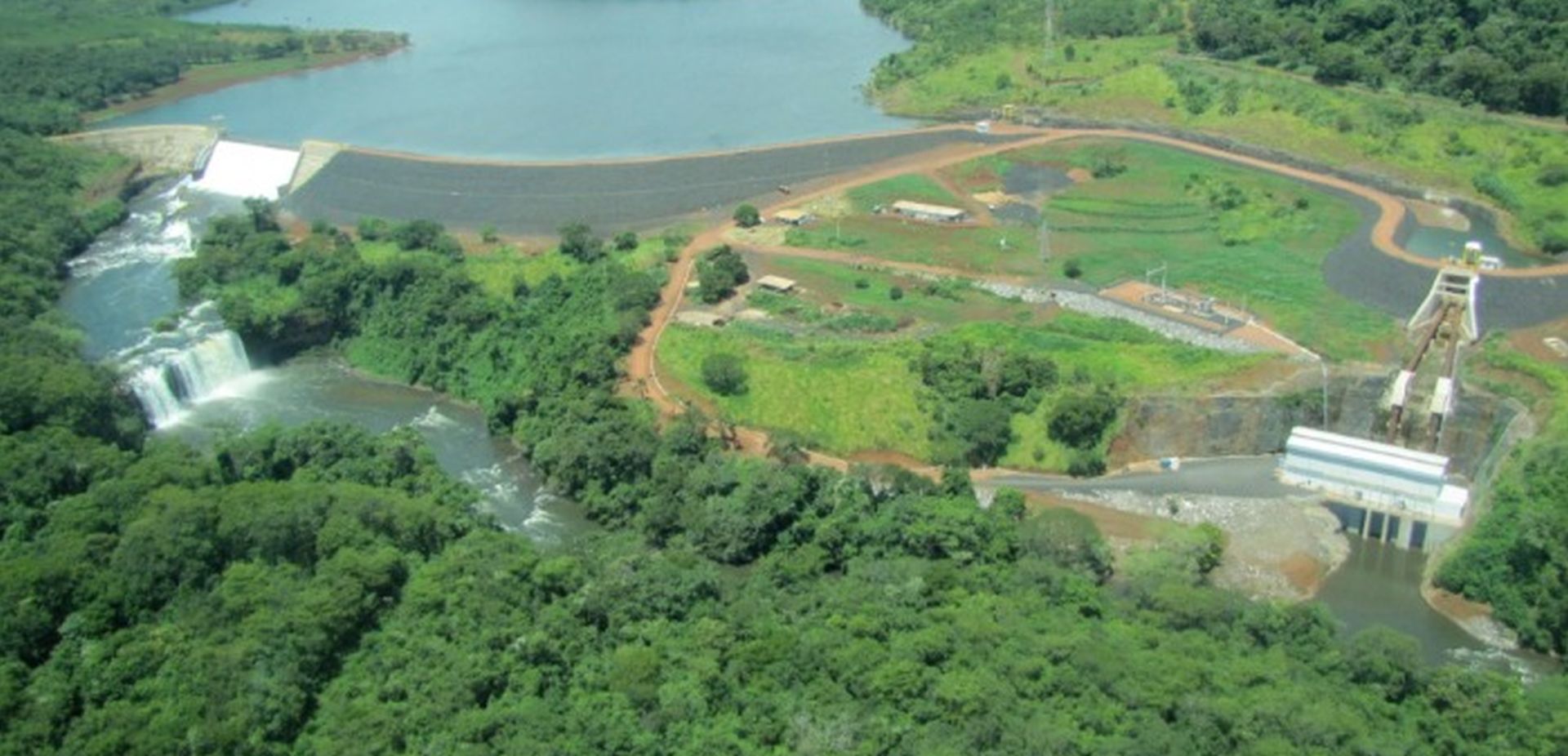 Vista aérea de uma Pequena Central Hidrelétrica (PCH): geração contínua, segurança energética e baixo impacto ambiental para o Brasil.