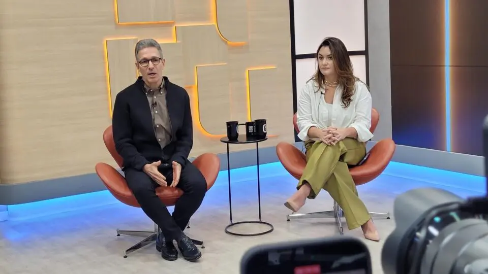 Em Curitiba, Zema defende reforma política com voto impresso e cobra reação do Legislativo.