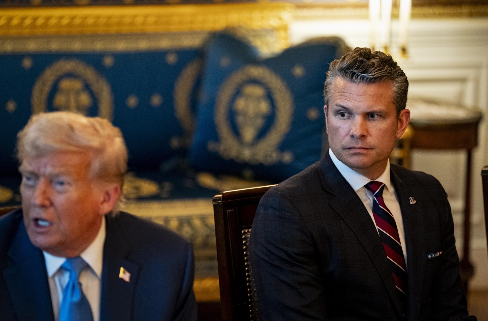 O presidente dos EUA, Donald Trump, ao lado de Pete Hegseth, secretário de Defesa