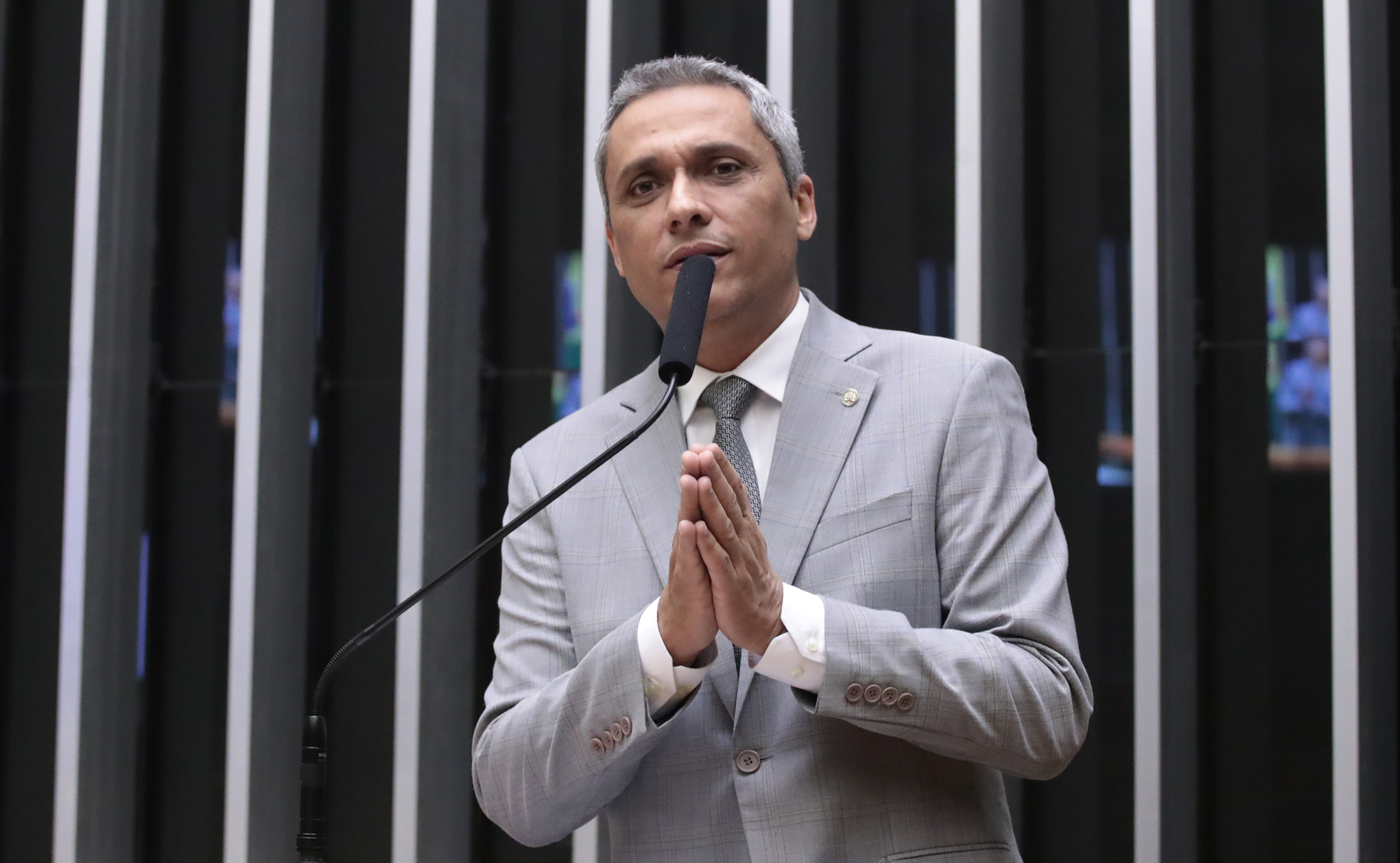 Moraes negou o pedido do deputado federal Gustavo Gayer (PL-GO) para visitar Bolsonaro em prisão domiciliar.