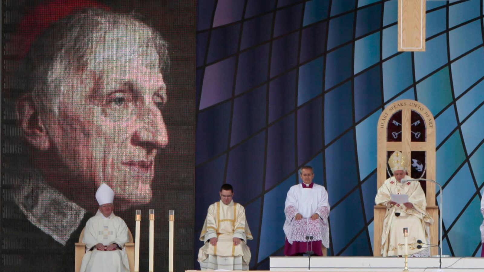 Imagem do Cardeal Newman projetada durante sua missa de beatificação, em 2010.