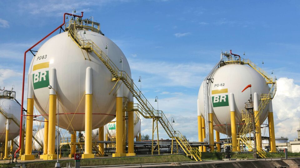 Governo pode voltar a intervir na Petrobras com retomada nas vendas de gás de cozinha
