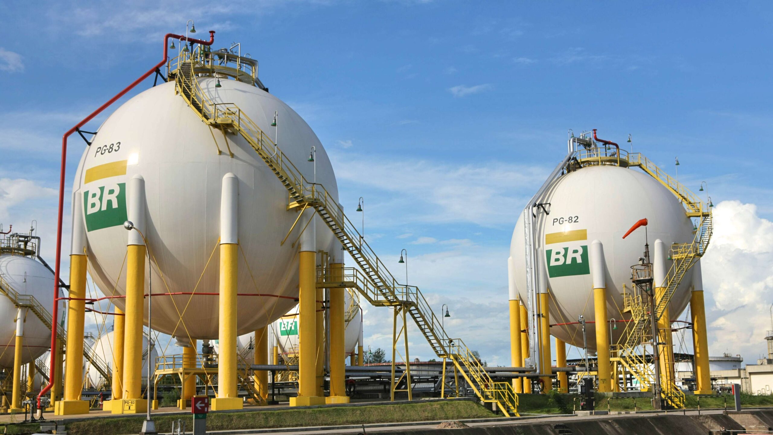 Esferas de armazenamento de GLP em unidade da Petrobras