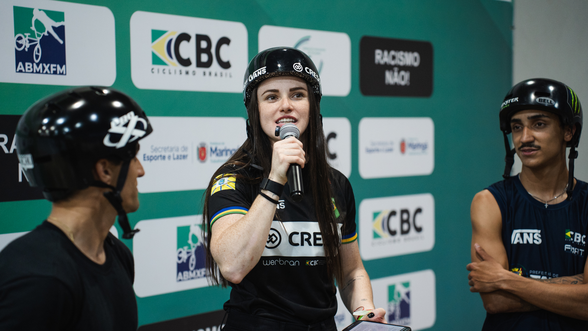 Paulo Saçaki, Duda Penso &#8211; atleta Cresol &#8211; e Gustavo Bala Loka no anúncio do Cresol Base, durante as finais do Campeonato Brasileiro de BMX.
